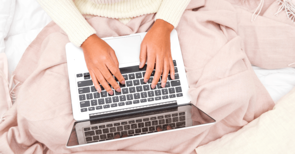 Minimalistická ikona a rastlina na čistom pracovnom stole